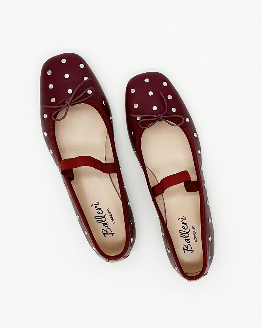 Ballerina a punta quadrata Emma Pelle Bordeaux con borchie